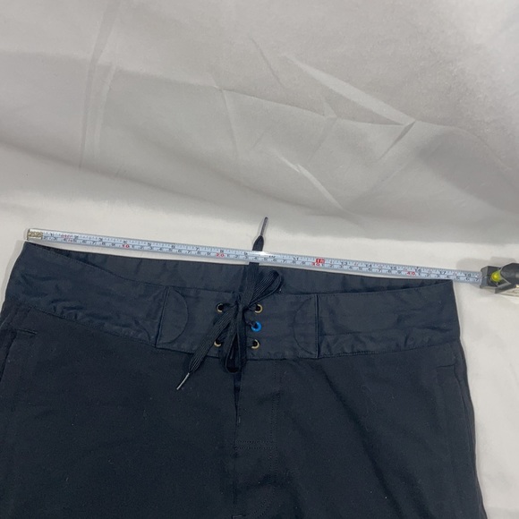 Lululemon Bermuda Shorts black - see measurements below - Picture 5 of 6
